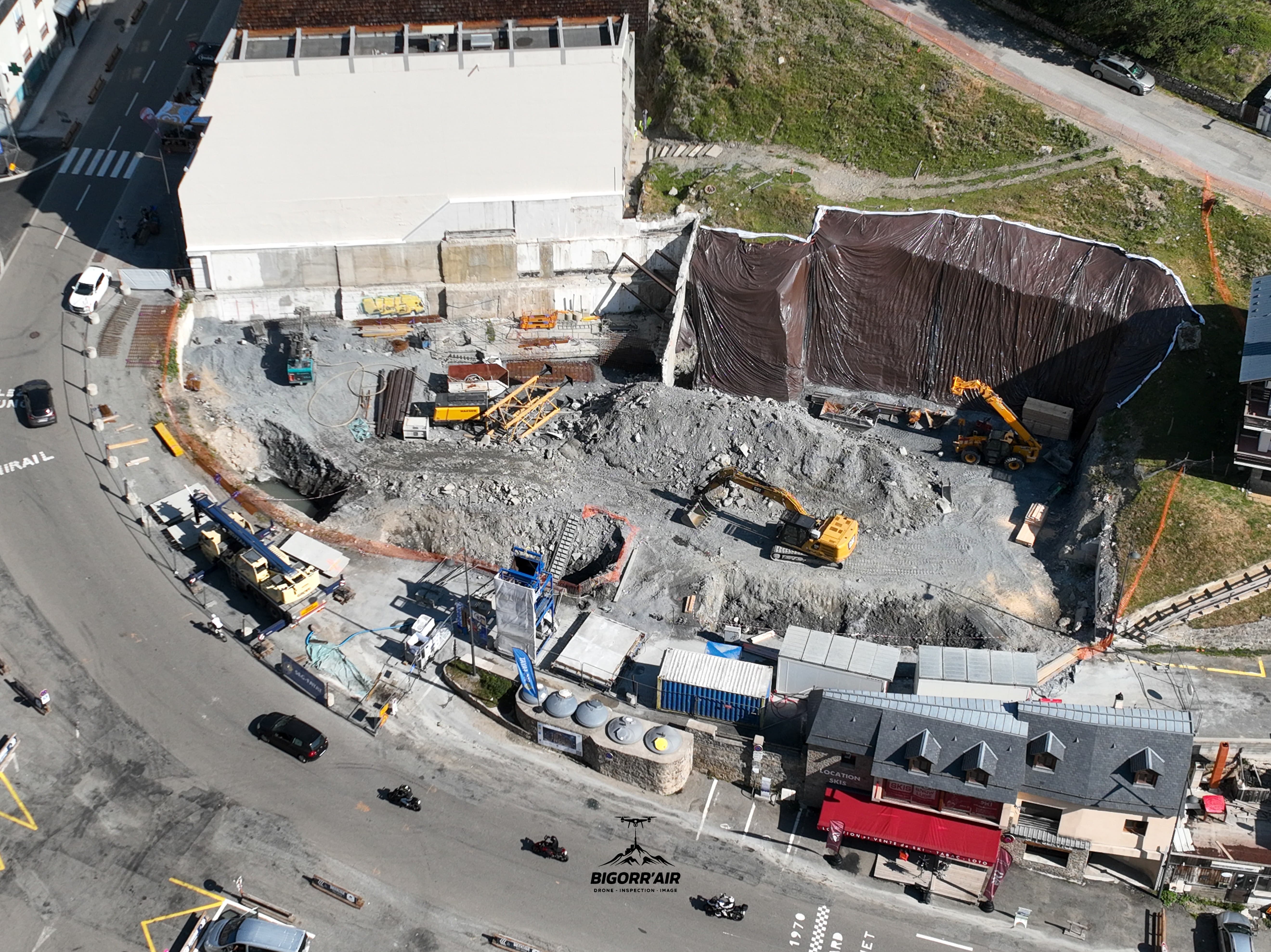 Vue aérienne d'un chantier de construction en cours de suivi